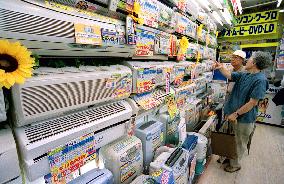 Air conditioners selling well in scorching summer